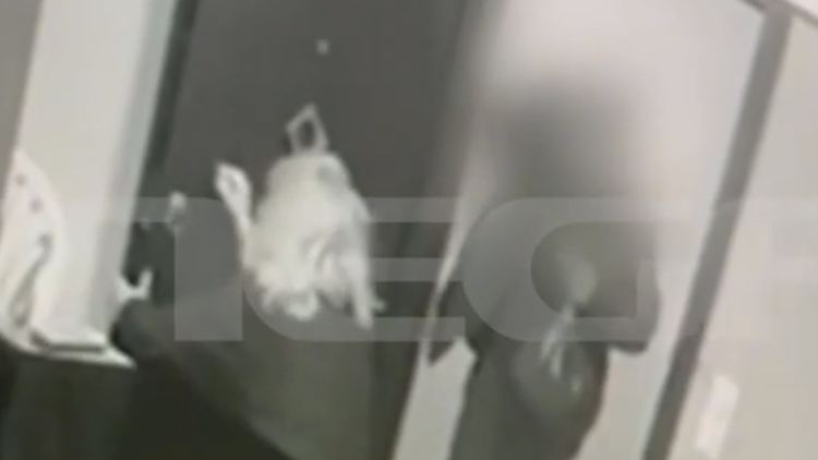 Χαστούκιζε τη μητέρα της 25χρονης ΑμεΑ που τον κατήγγειλε για σεξουαλική κακοποίηση ο 64χρονος στην Κυψέλη, βίντεο ντοκουμέντο