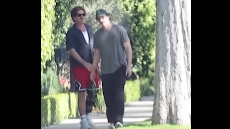 Η βόλτα του Πέδρο Πασκάλ με τον Ραφαέλ Ολάρα που έριξε ξανά «λάδι στη φωτιά» για τη σχέση τους, δείτε βίντεο και φωτογραφίες