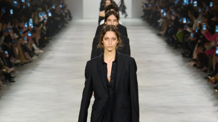 Η Μαρία Γκράτσια Κιούρι παρουσίασε την πρώτη της συλλογή για τον οίκο Fendi
