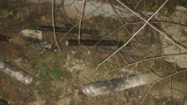 Δολιοφθορά στην τηλεδιοίκηση της γραμμής Αθήνα-Θεσσαλονίκη κατήγγειλε ο Κυρανάκης: Έσπασαν τσιμέντα και έκοψαν καλώδια στο Πλατύ, δείτε φωτογραφίες