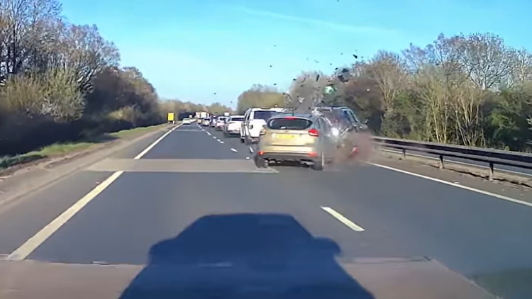 Οδηγός στη Βρετανία έπεσε αφρενάριστος σε οχήματα επειδή έπαιζε τζόγο με το κινητό: Τραυματίστηκε έγκυος που υποβλήθηκε σε επείγουσα καισαιρική