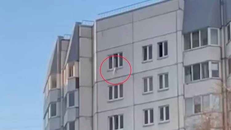 Τρομακτικό βίντεο από τη Ρωσία: Βρέφος βρέθηκε στο κενό από ύψος 33 μέτρων, το έπιασαν νοσοκόμες με ένα παλτό