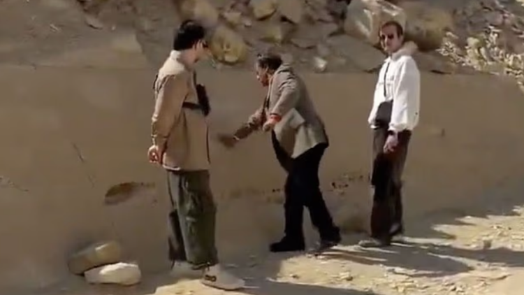 Αίγυπτος: Οργή για ξεναγό που βανδάλισε πυραμίδα 4.000 ετών, δείτε βίντεο
