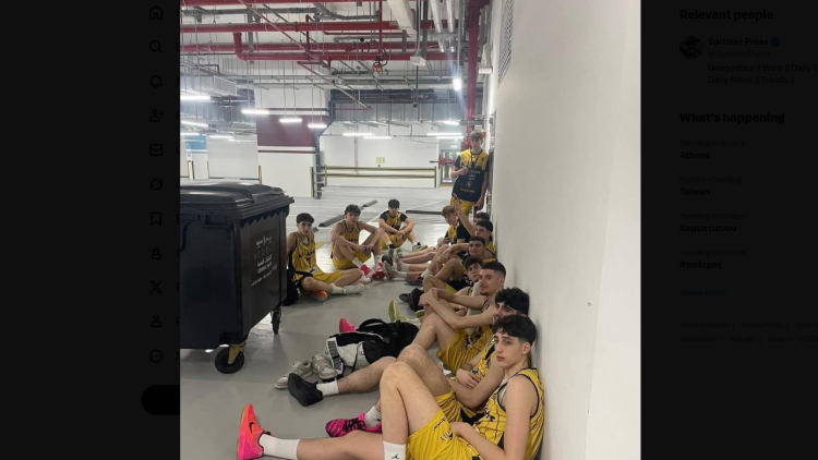 Φωτογραφία: Η αποστολή Κ18 της KAE Άρης αφού απομακρύνθηκε από τον αγώνα