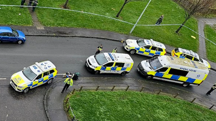 Συναγερμός σε περιοχή του Εδιμβούργου, άνδρας κυκλοφορεί με μαχαίρια, πληροφορίες για τραυματίες
