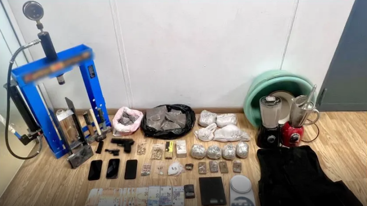 Βίντεο: Εξαρθρώθηκε κύκλωμα διακίνησης ναρκωτικών στην Αττική - Τρεις συλλήψεις και κατασχέσεις ηρωίνης, όπλων και μετρητών