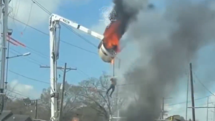 Τρομακτικό ατύχημα στις ΗΠΑ: Εργάτης κρεμάστηκε στο κενό αφού έπιασε φωτιά το καλάθι στο οποίο βρισκόταν, δείτε βίντεο