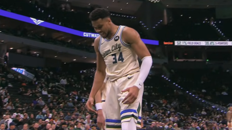 Γιάννης Αντετοκούνμπο: Εκνευρισμένος από τη νέα ήττα των Μπακς - Πέταξε τη μπάλα στη μπασκέτα και δέχθηκε τεχνική ποινή