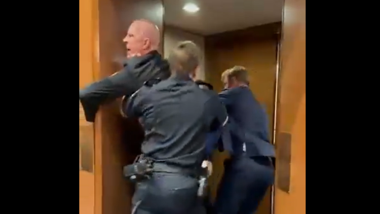 Επεισόδιο στο Καπιτώλιο με διαδηλωτή κατά του πολέμου στο Ιράν: Του έσπασαν το χέρι και τον έβγαλαν σηκωτό με τη βοήθεια γερουσιαστή, δείτε βίντεο