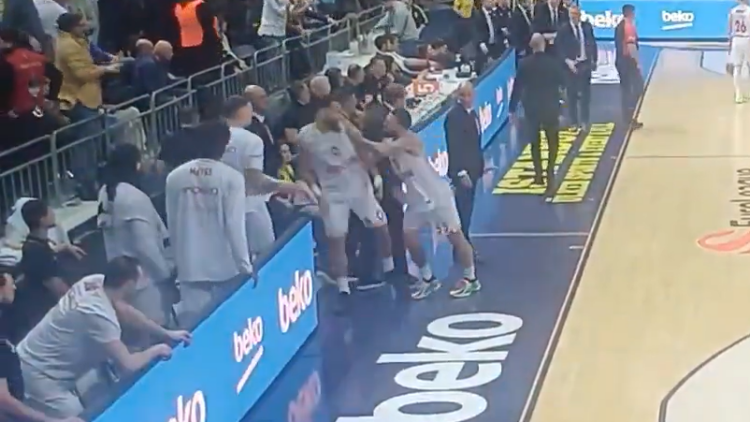 Μάικ Τζέιμς: Νεύρα μετά την ήττα της Μονακό από τη Φενερμπαχτσέ - Έσπρωξε με δύναμη τον Οκόμπο, δείτε βίντεο
