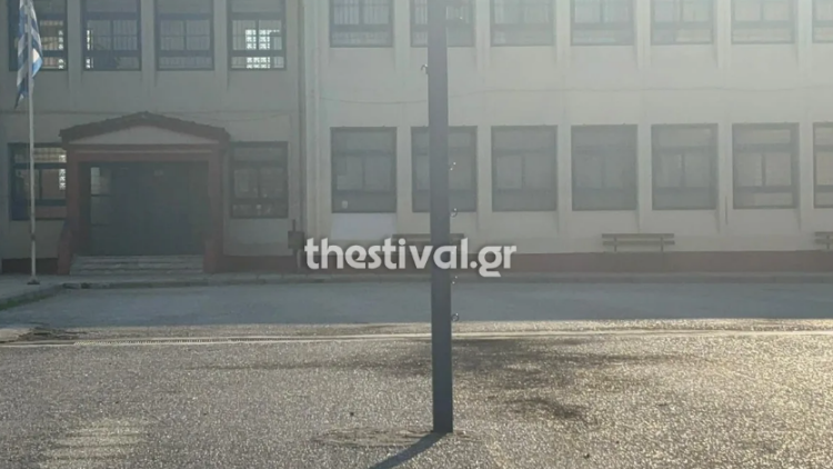 Θεσσαλονίκη: Άγνωστοι έριξαν 7 μολότοφ μέσα σε προαύλιο σχολείου, εξερράγησαν οι έξι από αυτές - Δείτε βίντεο
