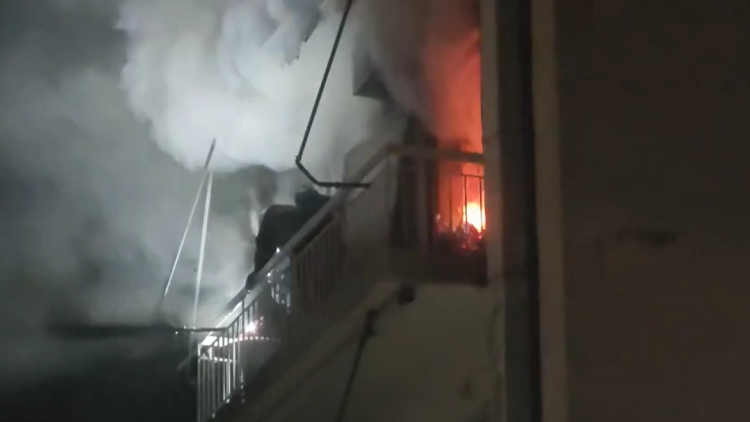 Φωτιά σε διαμέρισμα στον Ταύρο, απομακρύνθηκαν δύο άτομα, δείτε βίντεο