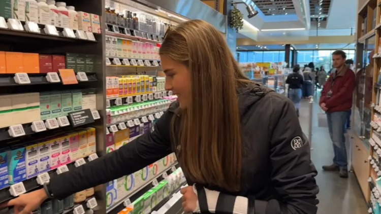 Η Κάι Τραμπ πήγε στο «πιο ακριβό σούπερ μάρκετ» του Λος Άντζελες: «Σε ευχαριστούμε που μας έδειξε τι δεν μπορούμε να αγοράσουμε» της γράφουν