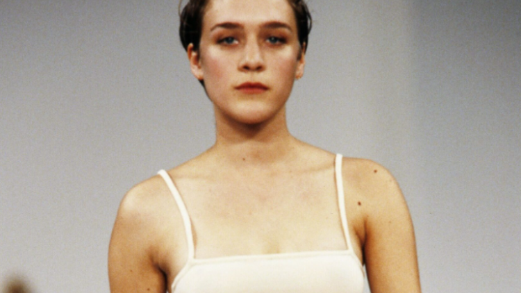 Η Κλόι Σεβινί και η Τζίλιαν Άντερσον περπάτησαν στην πασαρέλα της Miu Miu