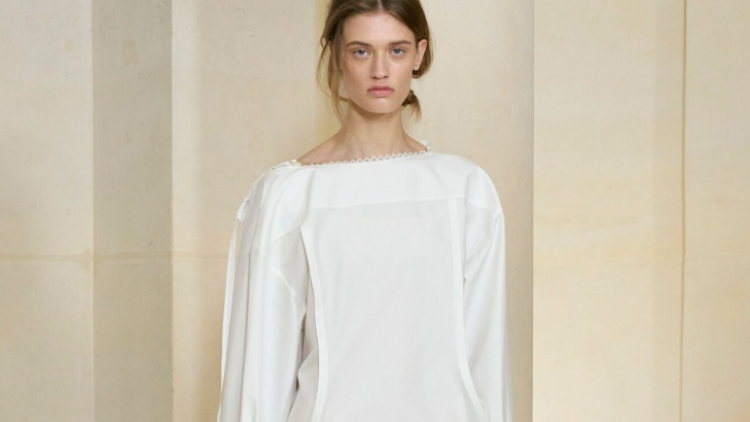 Λευκά φορέματα: Πώς θα τα φορέσουμε φέτος σύμφωνα με τις πασαρέλες της σεζόν
