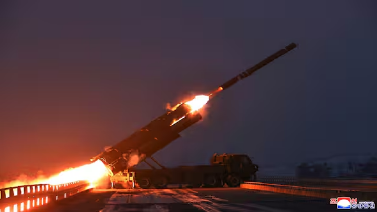 Η Βόρεια Κορέα εκτοξεύει πύραυλο στη θάλασσα εν μέσω αμυντικών ασκήσεων ΗΠΑ-Νότιας Κορέας