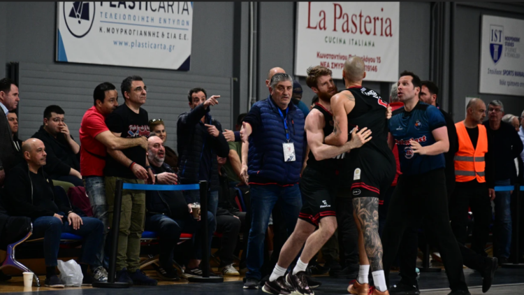 Ένταση στον αγώνα Πανιωνίου – Ολυμπιακού, ο Φουρνιέ ήρθε σε αντιπαράθεση με οπαδό