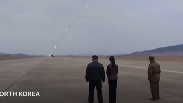 Κιμ Γιονγκ Ουν: Το εντυπωσιακό βίντεο να παρακολουθεί μαζί με την κόρη του εκτόξευση βαλλιστικών πυραύλων