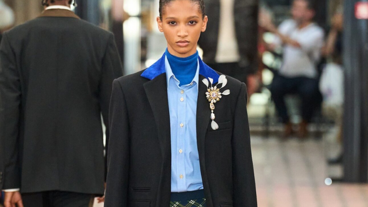 Οι καρφίτσες επιστρέφουν στη μόδα και είναι πιο cool από ποτέ