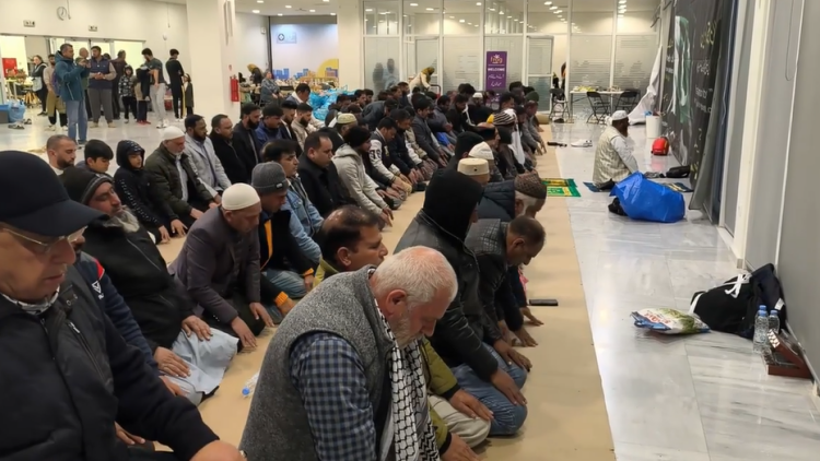 Το τελευταίο μεγάλο Ιφτάρ στην Πειραιώς: Οι μουσουλμάνοι της Αθήνας ετοιμάζονται για το Μπαϊράμι, δείτε βίντεο