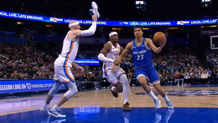 ΝΒΑ: Ο Καρούζο έπαιξε άμυνα με το... παπούτσι στο χέρι, πήρε τεχνική ποινή για το κόψιμο που έκανε, δείτε βίντεο