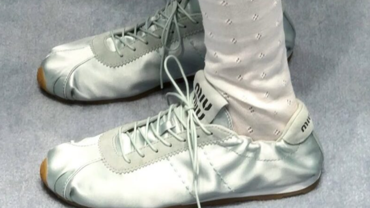 Τα σατέν sneakers είναι τα πιο κομψά αθλητικά που θα αποκτήσετε ποτέ
