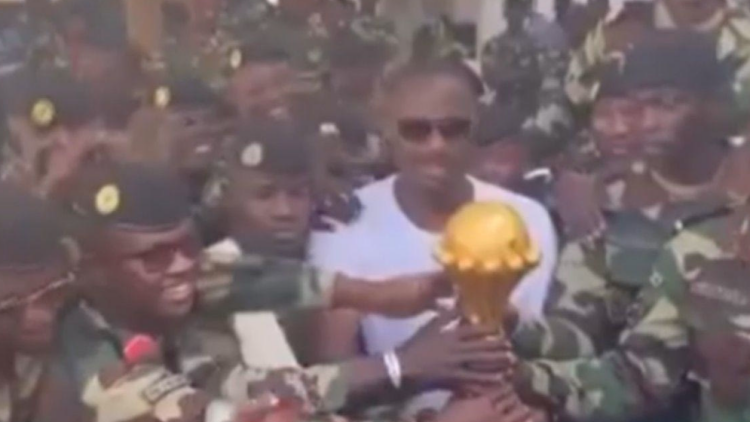 Σε στρατιωτική βάση στη Σενεγάλη η κούπα του Κόπα Άφρικα, δεν την επιστρέφει η ομοσπονδία της χώρας, βίντεο 