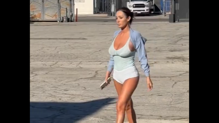 H Μπιάνκα Σενσόρι επέστρεψε στις σέξι εμφανίσεις: Δείτε βίντεο από επίσκεψη σε στούντιο στο Λος Άντζελες