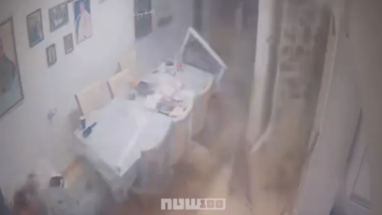 Βίντεο από τη στιγμή που ιρανικός πύραυλος ταρακουνά σπίτια στη Ντιμόνα του Ισραήλ