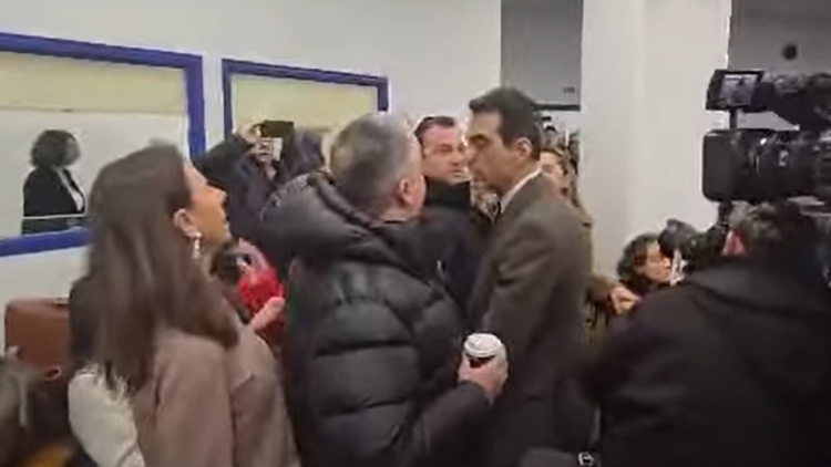 Δίκη για Τέμπη: «Θα σε σκίσω με τα χέρια μου» φώναξαν συγγενείς των θυμάτων σε κατηγορούμενους, δείτε βίντεο
