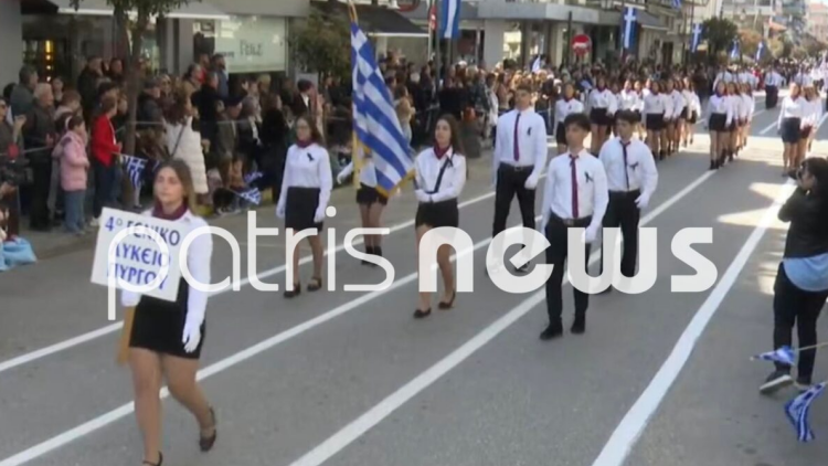 Πύργος: Με μαύρες κορδέλες έκαναν παρέλαση οι συμμαθητές του 18χρονου Μάκη που σκοτώθηκε πέφτοντας από τον 3ο όροφο