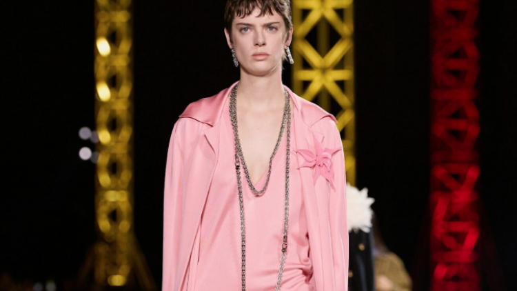 Η κομψή σιλουέτα φορέματος που θα κυριαρχήσει αυτή τη σεζόν
