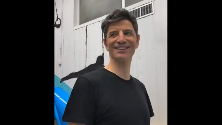 Ο Σάκης Ρουβάς έκανε ενόργανη γυμναστική μετά από 20 χρόνια, δείτε βίντεο