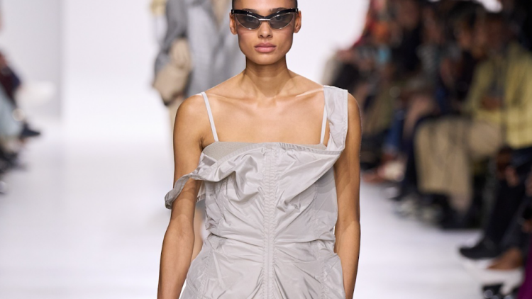 Loafer mules: Η τάση στα παπούτσια που θα βλέπουμε παντού αυτή την άνοιξη
