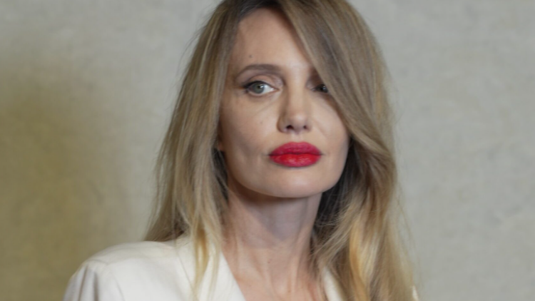 H Aντζελίνα Τζολί συμπλήρωσε το λευκό σατέν φόρεμά της με έντονο κόκκινο κραγιόν
