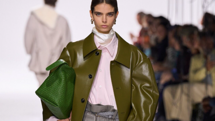 Clogs: Τo τέλειο στυλ παπουτσιών για τη μετάβαση στην άνοιξη
