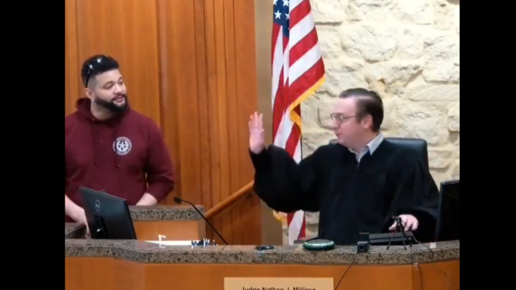 Viral η κατσάδα δικαστή σε τεχνικό στο Τέξας που σχολίασε «λάθος συναγερμός» για βλάβη στα μικρόφωνα, το βίντεο με τα πάνω από 3 εκατ. views