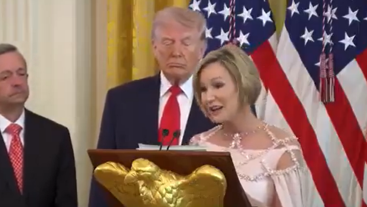 H επικεφαλής του θρησκευτικού γραφείου του Λευκού Οίκου συνέκρινε τον Τραμπ με τον Χριστό: Όπως αναστήθηκε αυτός, αναστηθήκατε κι εσείς, δείτε βίντεο