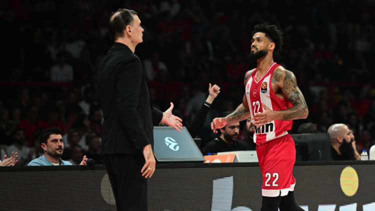 Έντονος διάλογος Μπαρτζώκα με Ντόρσεϊ μετά από επιθετικό φάουλ του ομογενή γκαρντ, βίντεο 