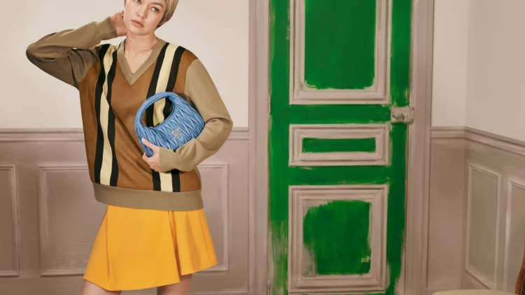 Η Τζίτζι Χαντίντ επιστρέφει στη Miu Miu με μια καμπάνια αφιερωμένη στις νέες it-bags του οίκου
