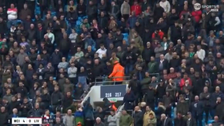 Οπαδοί της Λίβερπουλ αποχώρησαν νωρίς από το γήπεδο μετά το 4-0 από τη Σίτι και φώναζαν το όνομα του Τσάμπι Αλόνσο, βίντεο 