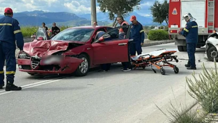 Σοβαρό τροχαίο στο Ναύπλιο, τραυματίστηκε οδηγός αυτοκινήτου