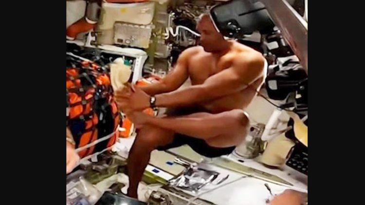 Αστροναύτης του Artemis II γίνεται sex symbol μετά το διαστημικό ντους που έκανε μέσα στο Orion, δείτε βίντεο