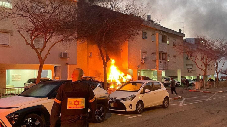 Δύο νεκροί, τραυματίες και καταστροφές από χτυπήματα του Ιράν στη Χάιφα - «Θα εξαφανιστούν» προειδοποιεί ξανά ο Τραμπ που πιέζει για συμφωνία