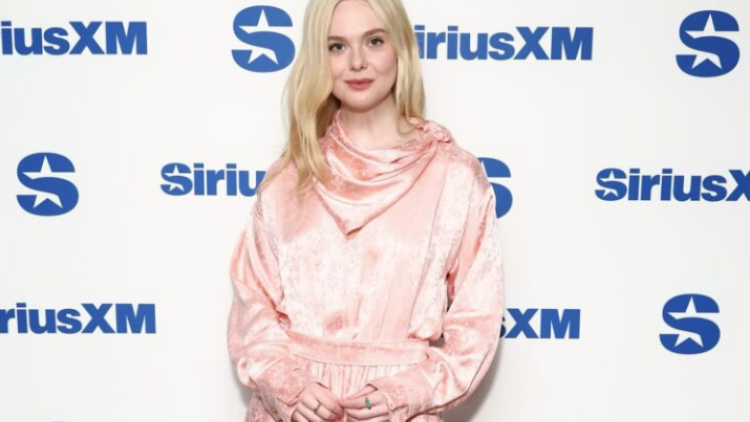 Η Eλ Φάνινγκ ντύθηκε στα ροζ με μια χαλαρή, μεταξένια εμφάνιση κατευθείαν από την πασαρέλα της Alberta Ferretti
