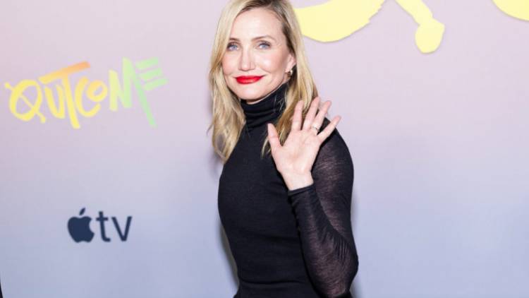 Η θεωρία της απρόσμενης κόκκινης πινελιάς είναι το αγαπημένο styling trick της Κάμερον Ντίαζ