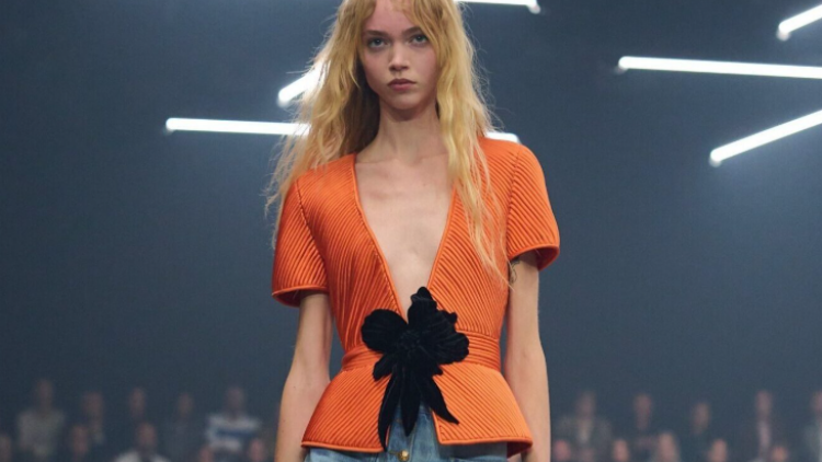 Oι πιο φρέσκες denim τάσεις από τις πασαρέλες της άνοιξης
