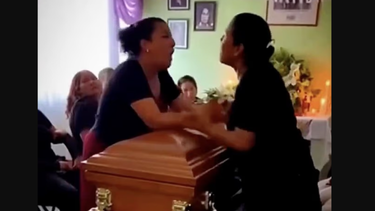 Αδιανόητος καβγάς σε κηδεία στο Μεξικό: Οι ερωμένες του νεκρού τσακώθηκαν πάνω από το φέρετρο, δείτε βίντεο