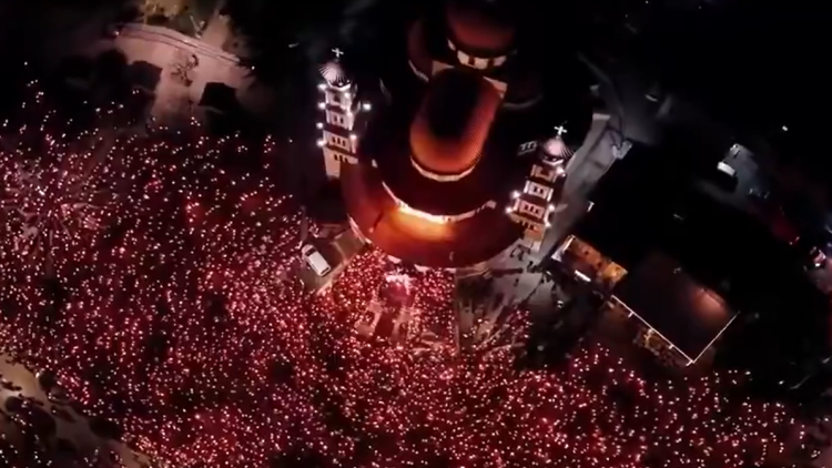 Γέμισαν από κόσμο οι δρόμοι της Κορυτσάς για την Ανάσταση, το εντυπωσιακό βίντεο από drone
