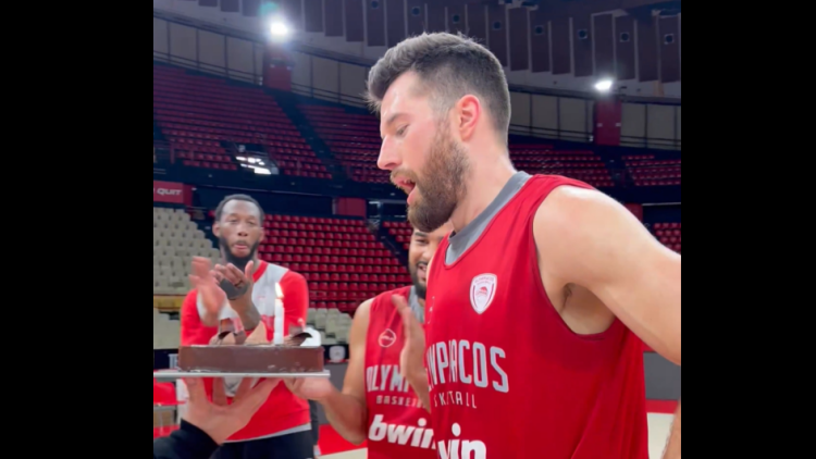 Με τούρτα για τον Άλεκ Πίτερς η προπόνηση του Ολυμπιακού, δείτε βίντεο